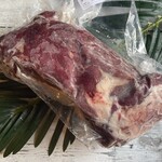 地元酒場 あじと - ヒグマ肉です！今回の入荷は肩ロースの部位となっております。ワイルドな肉質が堪らない最近毎日ニュースで見る話題のジビエ！