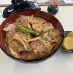 手打 天神 - 料理写真:カウンターで暫く待つとお願いしたカツ丼９００円の出来上がりです。
