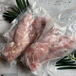 地元酒場 あじと - ウサギ肉も入荷ございます！骨付きモモ肉です！タレに漬け込んでおりますのでそのままかぶりついてくださいませ！
