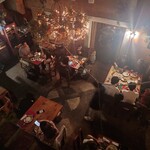 フォンダ・デ・ラ・マドゥルガーダ - 上から地下の店内を