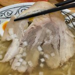 尾鷲しおラーメン モクモクしお学舎 - バラチャーシューリフト