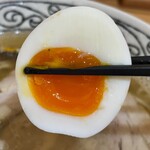 尾鷲しおラーメン モクモクしお学舎 - 半熟煮卵リフト