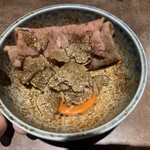 焼肉ハウス大将軍 - トリュフ桑原。卵黄を割って混ぜて食べる。