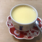 すし処 若 - お茶とサラダのあとに来た、かわいい茶碗蒸し。お猪口に入ってます。