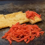 ともえ - こちらが『仁尾蒲鉾』  濃い味が酒に合う
      紅生姜を炒めて乗せるから酸っぱさは緩和されてうまい