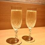 宿酒 きんきん - 本日のスパークリングワインで乾杯（バカラ）