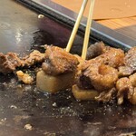 ともえ - ※ お隣りの「スジコン」 1/4だがけっこうな量
      そして、さすがは常連さん！すじが焼けすぎないよう
      コンニャクに移動させておられた(´◡͐`)