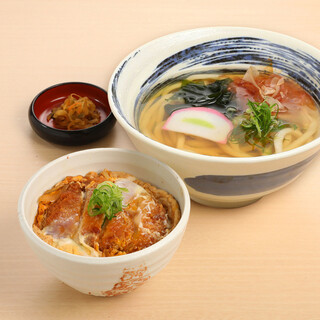 うどんと丼が楽しめる定食をご用意◆サク飲み向け一品料理も有