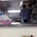 本家 第一旭 - 厨房はこんな感じ。