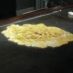 お好み焼 きじ - 卵を広げた上に麺を置いていたような。記憶が曖昧です。