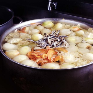 名物「ちゃんこ鍋」は鶏ガラと香味野菜を煮込んだ自慢のダシ。