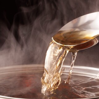 素材の旨味を凝縮。黄金に輝く関西風の薄味のこだわり出汁が自慢