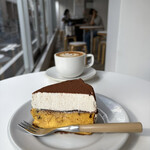 リトルトイボックス  - 【数量限定】
      『PUMPKIN BASQUE CHEESE CAKE¥800』
      『CAFE LATTE¥700』