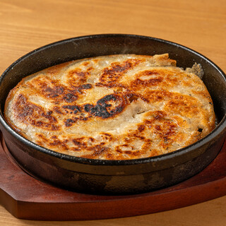 【名物】熱々鉄鍋餃子