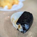 島むすび - 料理写真:具が溢れんばかりのコロンとしたフォルム。