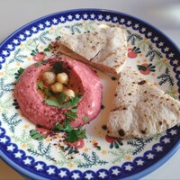 Trattoria Tabule - ピタブレッド　ビーツとひよこ豆のディップ