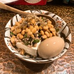 タイニーカフェ - 納豆丼のあたまのせ冷奴　煮卵付き