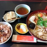 御菓子所 高木 十日市本店 - にゅーめんとお赤飯　甘味はわらび餅