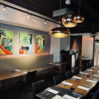 落ち着いた、アート空間でモダンスパニッシュをご堪能。