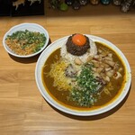 吉田カレー  - 並、レギュラー（甘）、豚小、玉ねぎアチャール、ゴーダチーズ（限定）、豚ボナーラ（限定）
