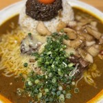吉田カレー  - 並、レギュラー（甘）、豚小、玉ねぎアチャール、ゴーダチーズ（限定）