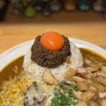 吉田カレー  - 並、レギュラー（甘）、豚小、玉ねぎアチャール、ゴーダチーズ（限定）
