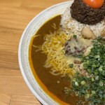 吉田カレー  - 並、レギュラー（甘）、豚小、玉ねぎアチャール、ゴーダチーズ（限定）