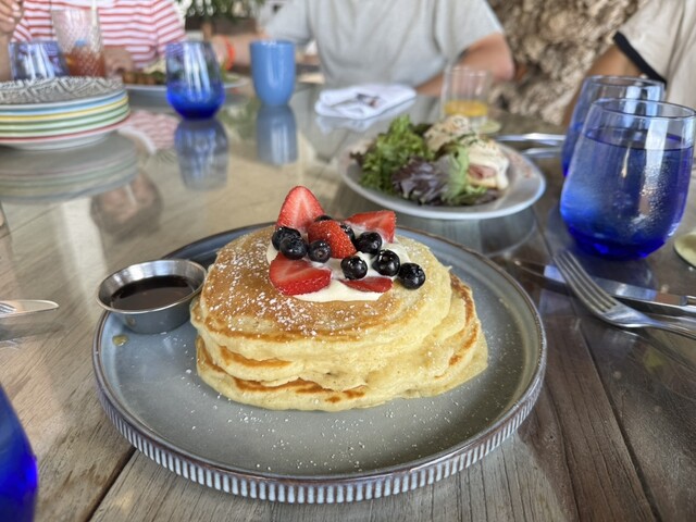油絵　マミ　ハワイのハウツリーラナイCafeで Hau Tree Lanai Restaurant （ハウツリーラナイ） - カピオラニ