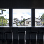 M Stand Coffee - 内観：二階には窓辺とベンチ席をご用意しており、くつろぎながら景色をお楽しみいただけます。