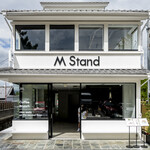 M Stand Coffee - 外観：現代的なミニマルデザインと日本建築様式の融合