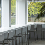 M Stand Coffee - 内観：二階の窓からは四季が一望できます。春には桜が咲き誇り、秋は紅葉が鮮やかに彩り、四季折々の美をお楽しみいただけます。