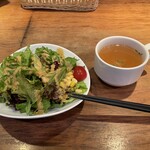 池袋 大人のハンバーグ - お得なセットライス、ライスにスープとサラダが着きました。