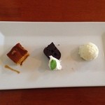 Fruttare - 左）南瓜プリン　中央）ガトーショコラ　右）ヨーグルトとパイナップルのアイスクリーム