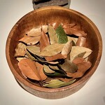 321394723 - 石と葉 ～ アミューズ