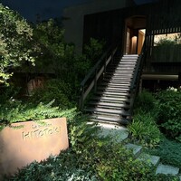 ラ メゾン ヒトトキ - ライトアップでムードがあるエントランス