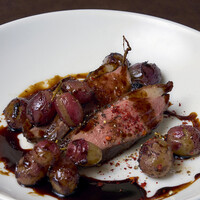 マグレ鴨胸肉のロースト トリュフ赤ワインソース