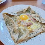 フレッシュ ケーキ カフェ - 蕎麦粉のグレープ（たまねぎ&ベーコン）