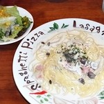 セントポーリア - パスタとサラダ