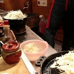 生ラムジンギスカン 山小屋 - お母さんが野菜を入れてくれます♪