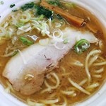 中華蕎麦 とみ田 - とみ田×一燈 @東京ラーメンショー 駒沢公園
      
      渡り蟹の白湯そば　850円
      
      スープは渡り蟹がふんだんに使われていて×動物系の出汁がまた濃厚。結構なこってりだと思いました。麺は中太でとみ田の心の味製麺製。モッチリでいながらしっかりコシもありおいしい麺でした。
      具は豚バラチャーシュー、メンマ、ネギ。作りも丁寧で最後までおいしくいただけました。
      
      2014年244杯目
      