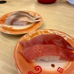 回転寿し トリトン - 〆さば（297円）／天然まぐろ（297円）