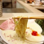 鶏白湯泡ramen たまき - ややもそり感のある中細ストレート麺