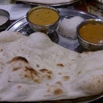 ヒラ - 塩辛ーい。野菜カレーはすっぱ辛い。いつもはすっぱくないらしい。インドカレーにも美味しい美味しくないがあることを最近つくづく感じる。