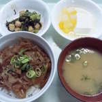 長崎大学文教食堂 - 牛丼・味噌汁・青梗菜とミニ厚揚の煮びたし・パンナコッタ