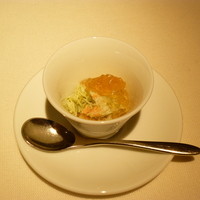フレンチレストラン にき亭 そごう横浜店 - アミューズ：蟹と茄子にコンソメジュレが添えてあります。蟹はバジルっぽいソースと和えてあります。美味しい！！