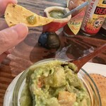 Am BoLuZo - この小さな陶器に入った緑色のソースがサルサディル