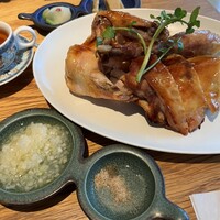 ブリル飯店 - テリ艶最高。皮がパリパリで美味！