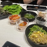 伽耶房 - コースにはナムルやキムチや漬けエゴマや海苔の佃煮などなど…全部美味しいです！