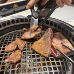 伽耶房 - 確かカルビです！めちゃくちゃおっきいのでハサミでチョキチョキ