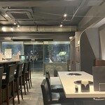 伽耶房 - 内観。壁が黒でシックでオシャレ。ガラス張りもなんか韓国っぽです。